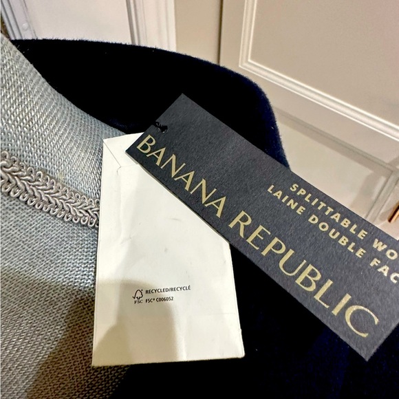 Brand new, never been worn Banana republic long, navy blue men’s trenchcoat - Picture 2 of 11